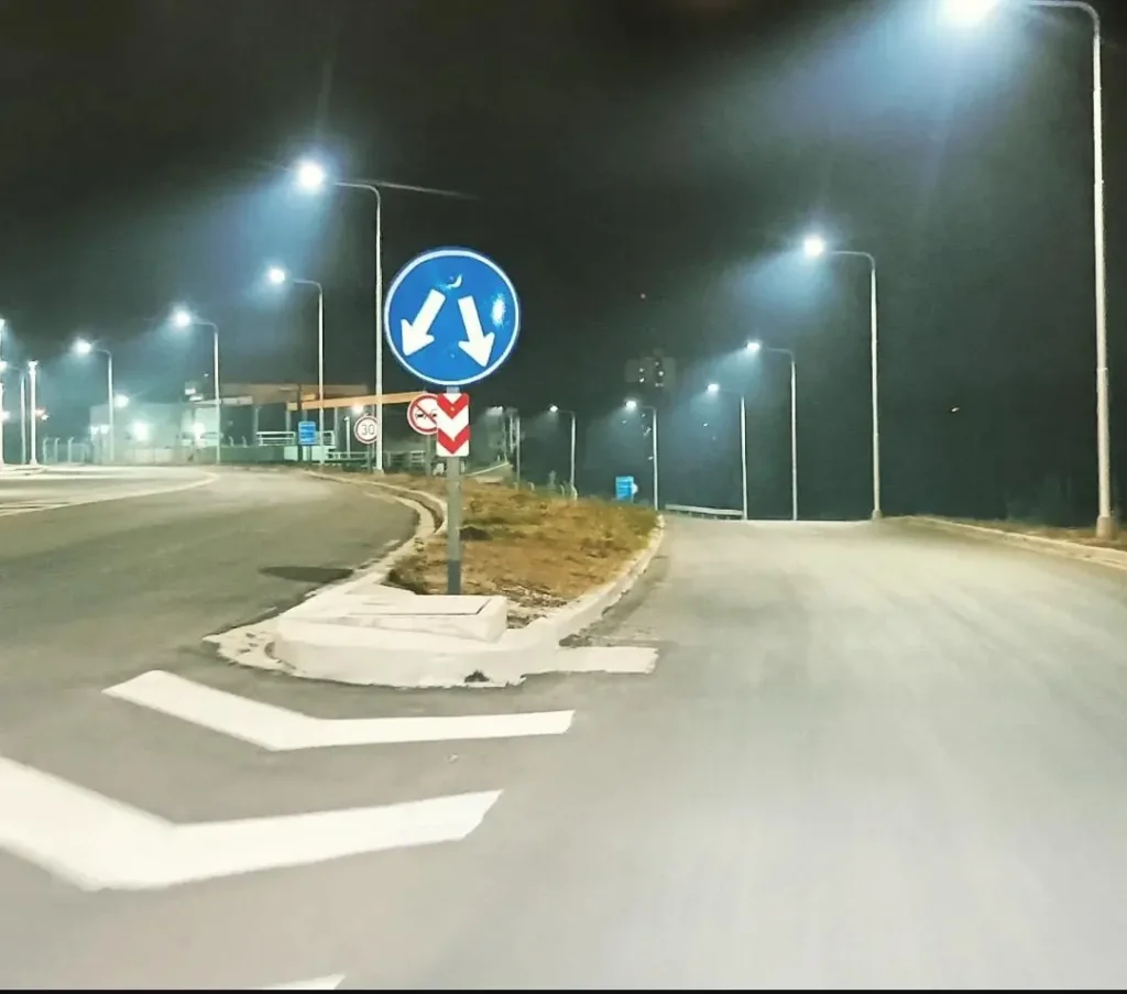 Alumbrado público de noche en una rotonda