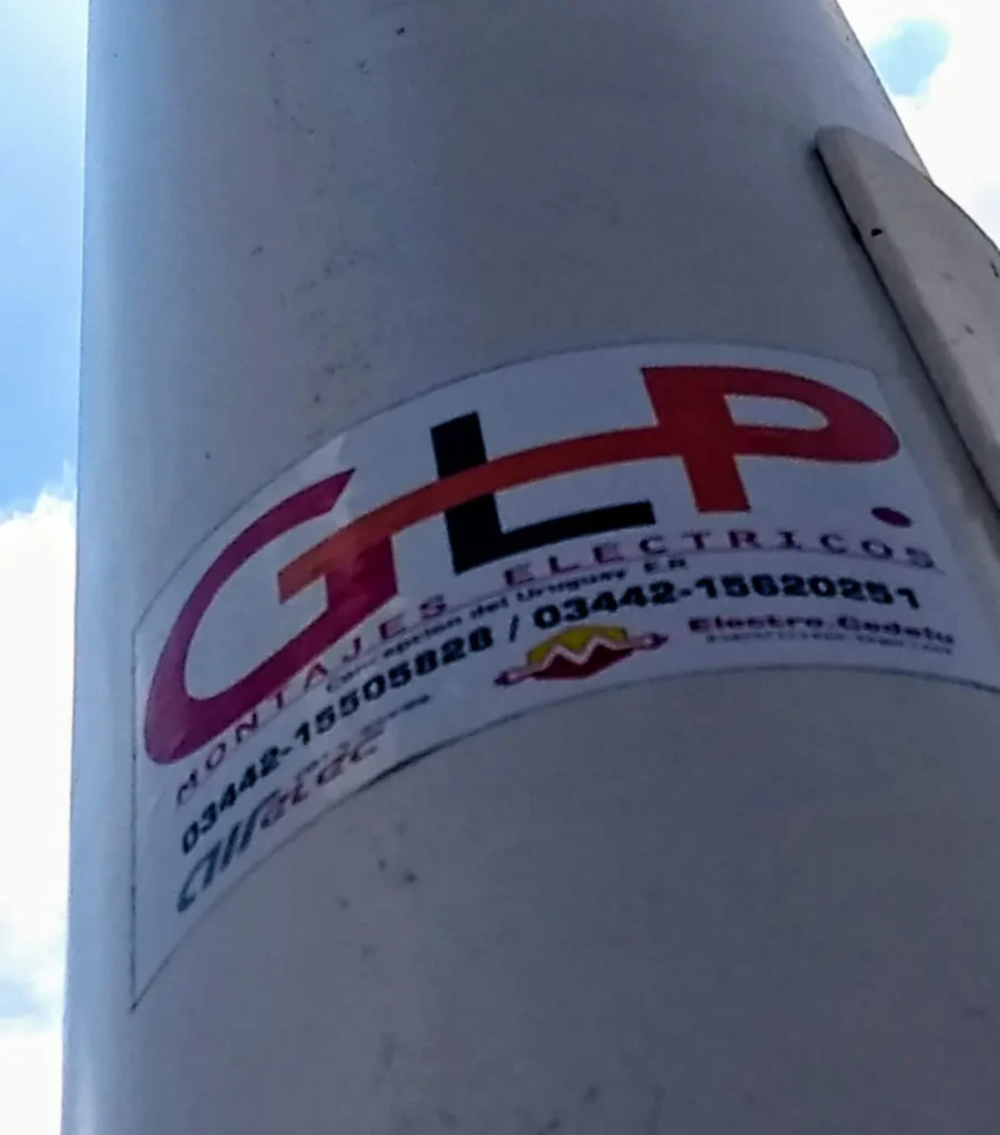 Columna de alumbrado identificada con el logo de GLP