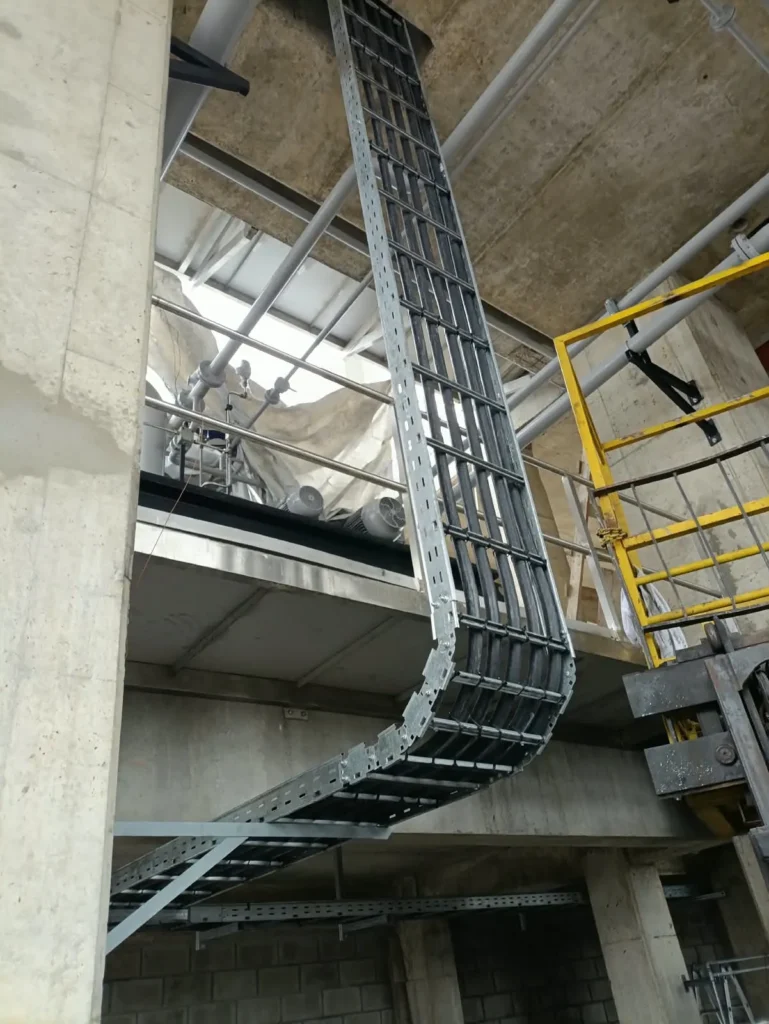 Bandeja portacables montada sobre una estructura