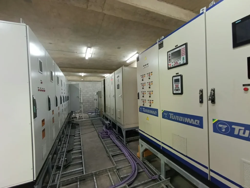 Sala de tableros con bandejas portacables