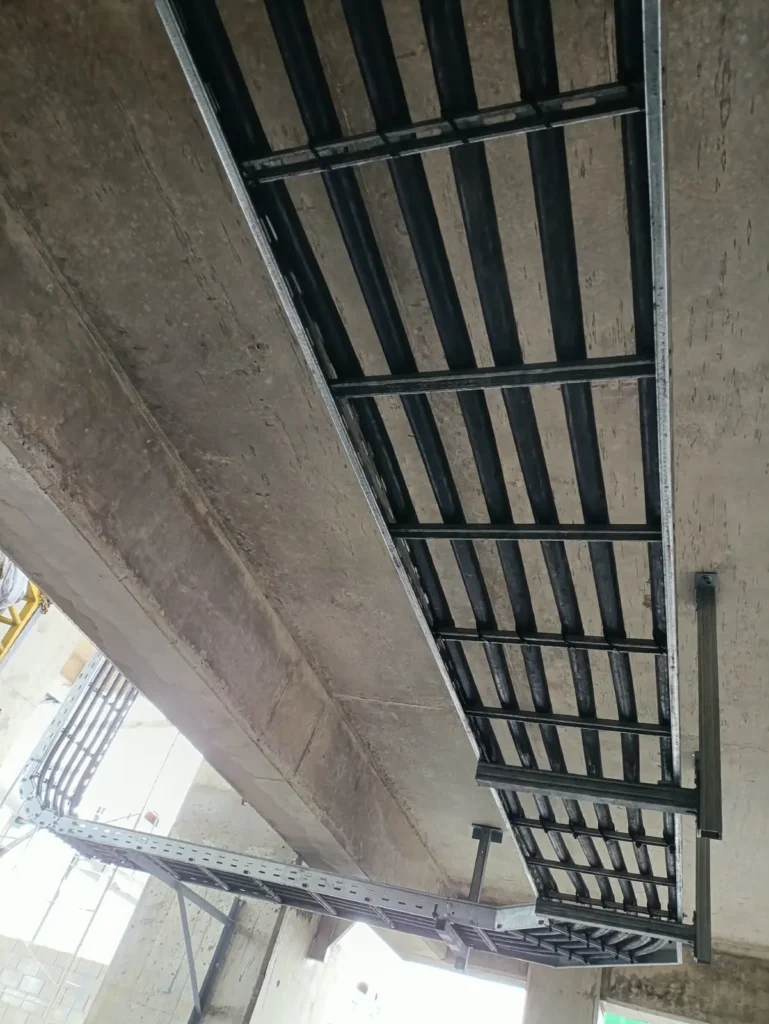 Bandeja de cableado instalada en el techo