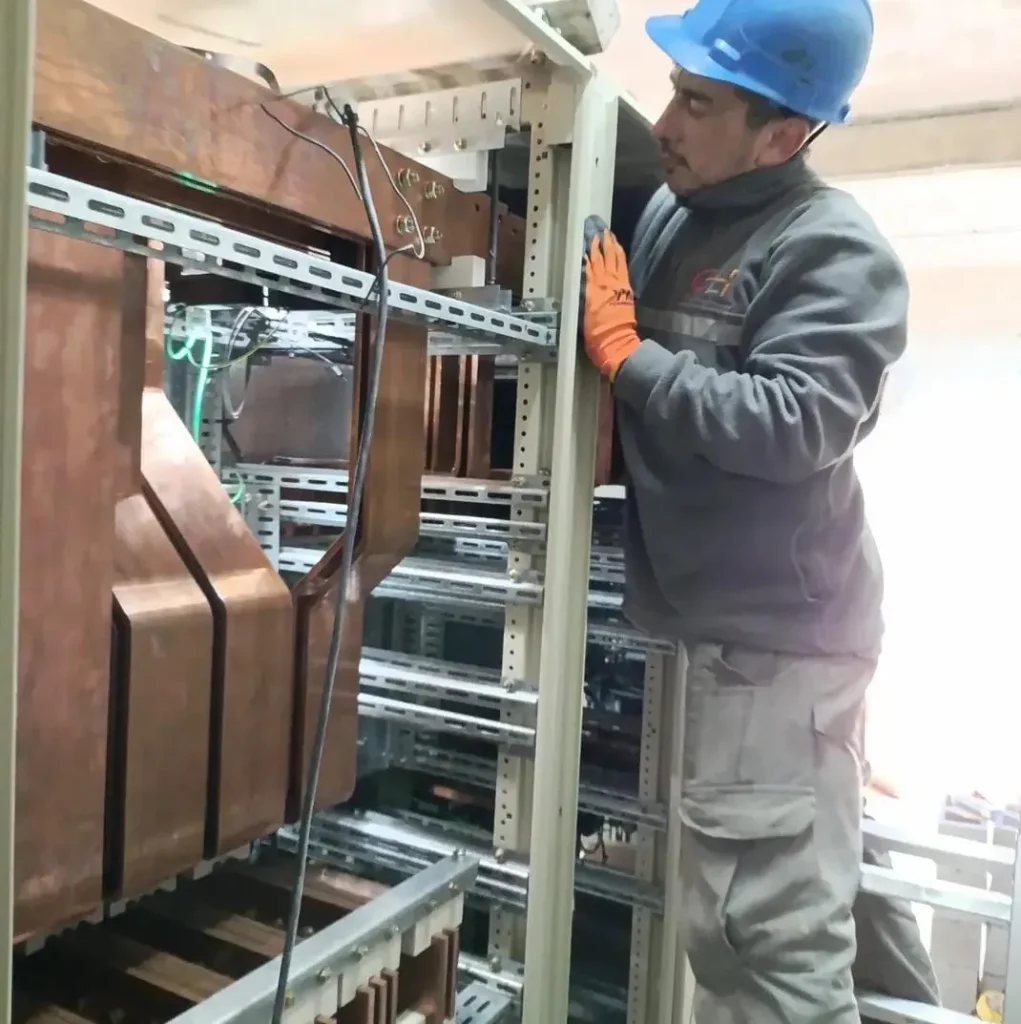 Técnico de GLP montando barras de cobre