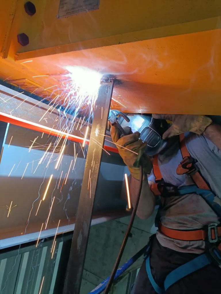 Soldadura de una estructura en obra