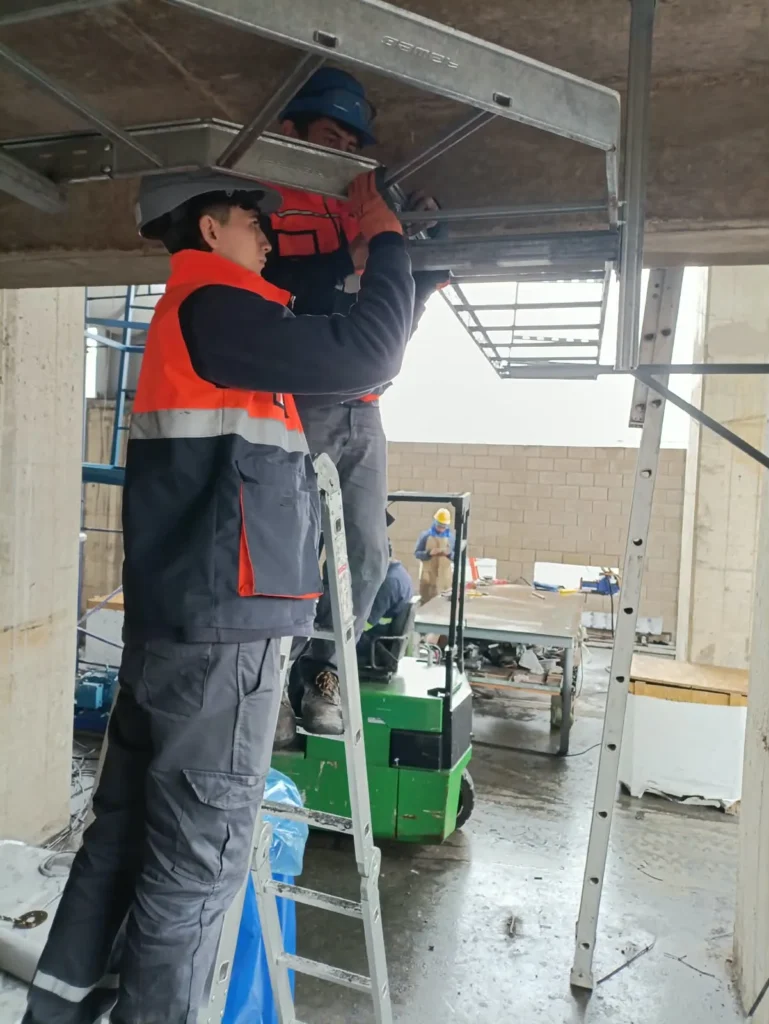 Técnico de GLP trabajando en altura sobre una escalera