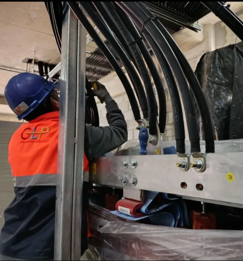 Técnico de GLP tendiendo cables negros
