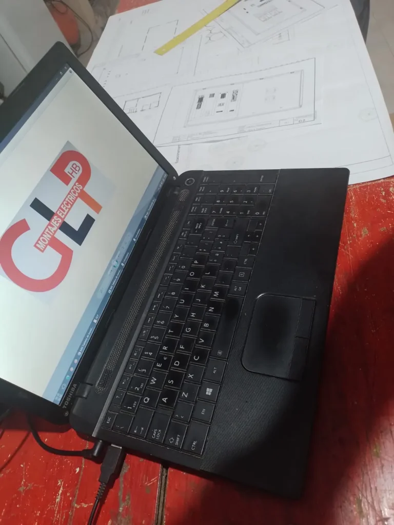Proyecto de ingeniería de GLP en una notebook junto a planos