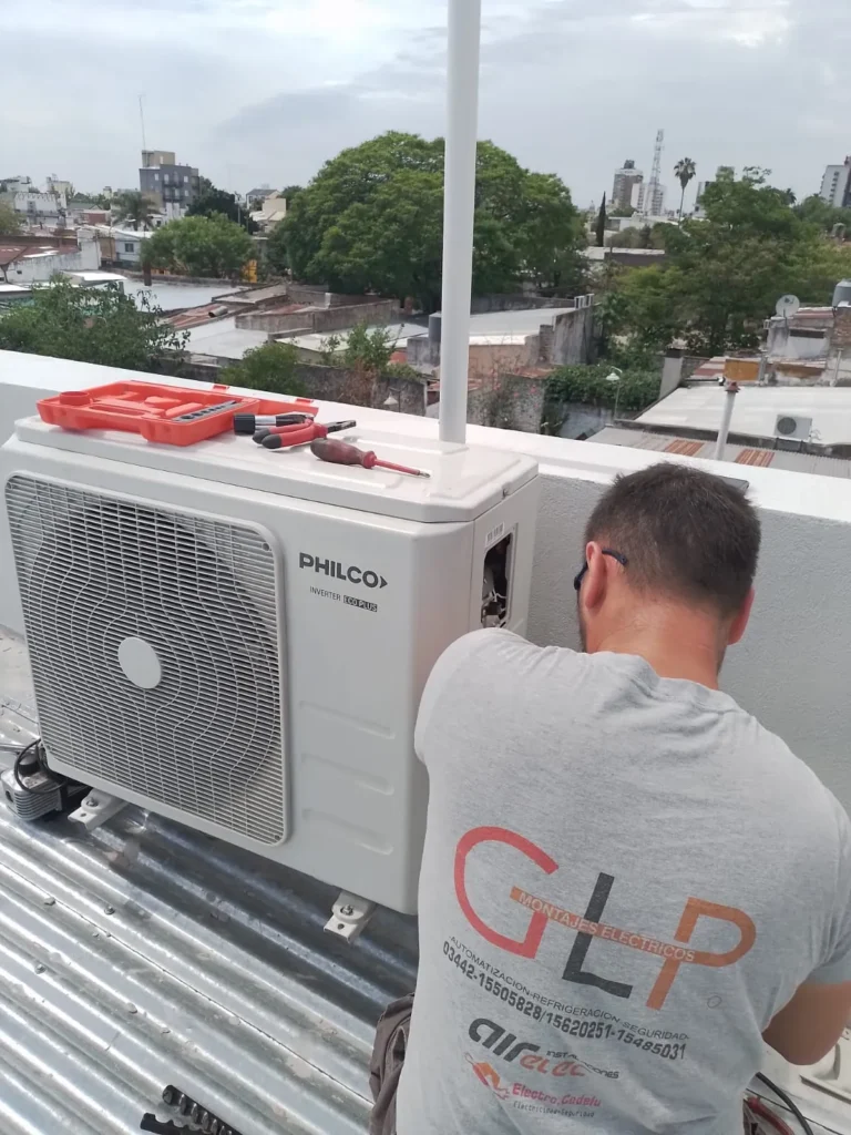 Técnico de GLP instalando un equipo de aire acondicionado