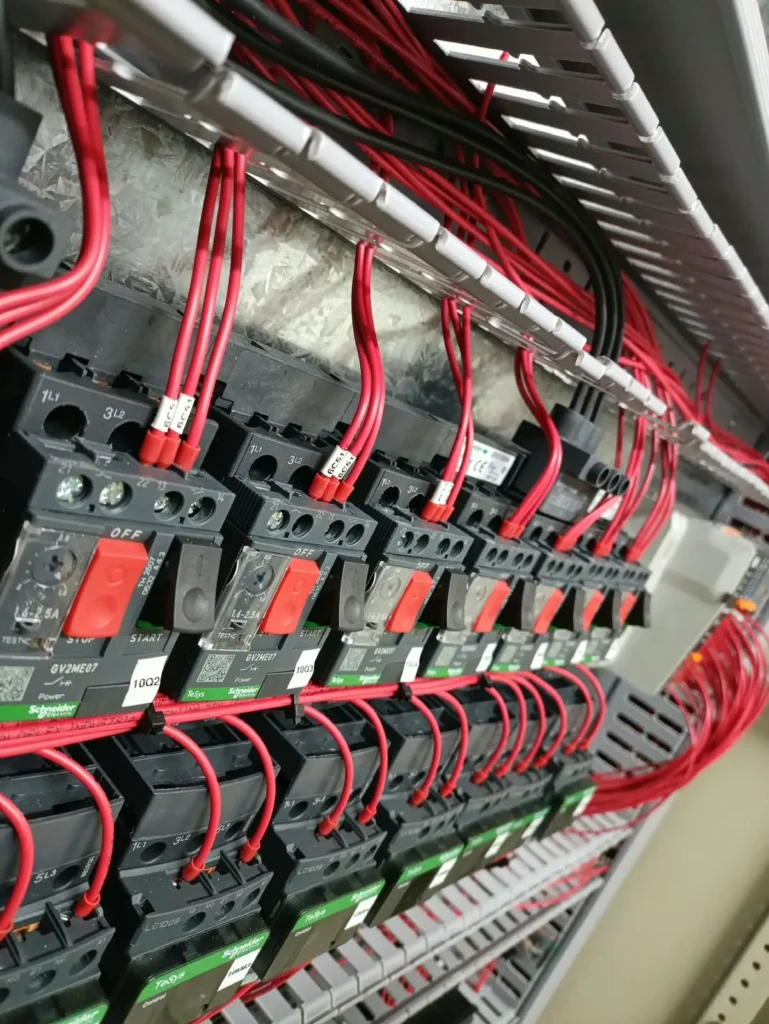 Cableado con terminales rojos en un tablero de control
