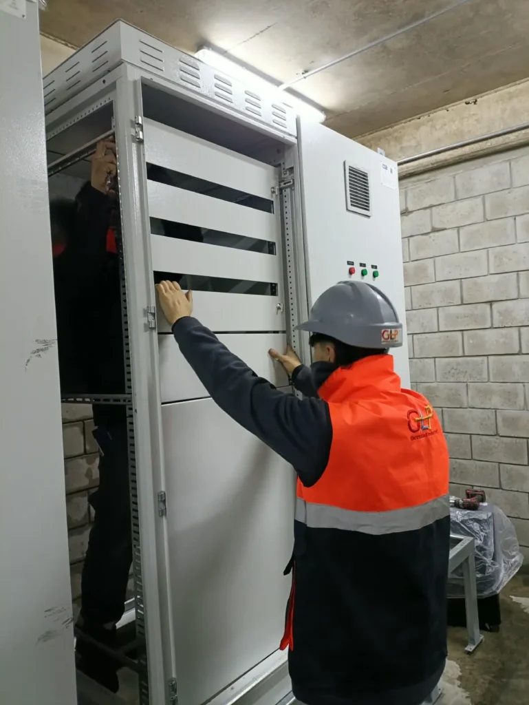 Técnico de GLP trabajando en un tablero