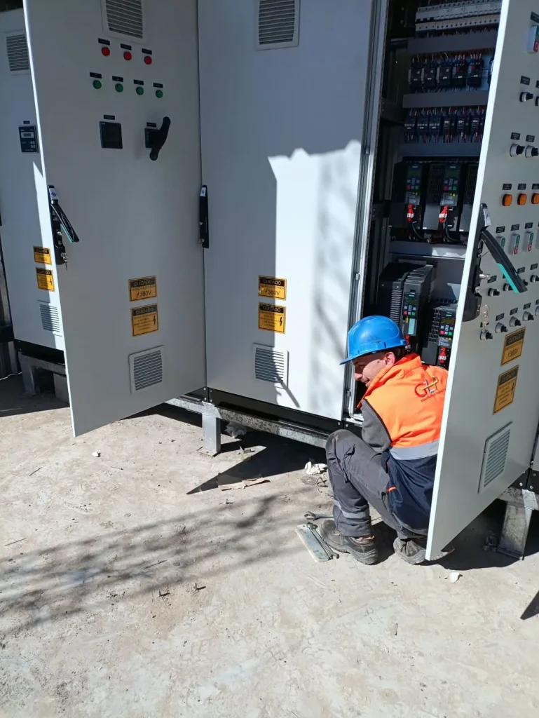 Técnico conectando un tablero abierto